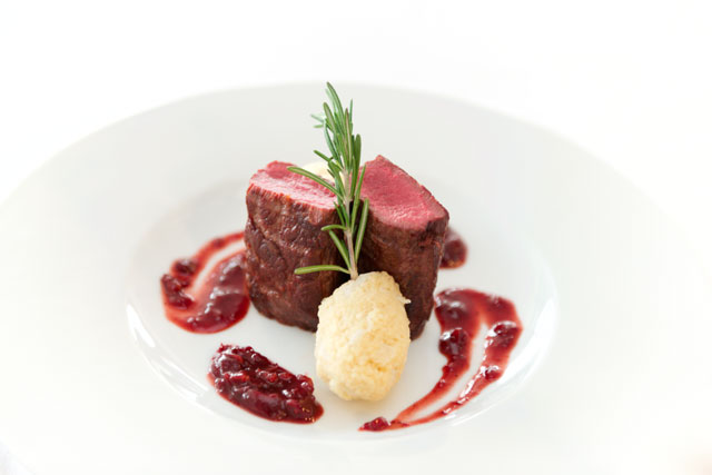 Steak w/ pickled onions, smoked bone marrow & mustard 
